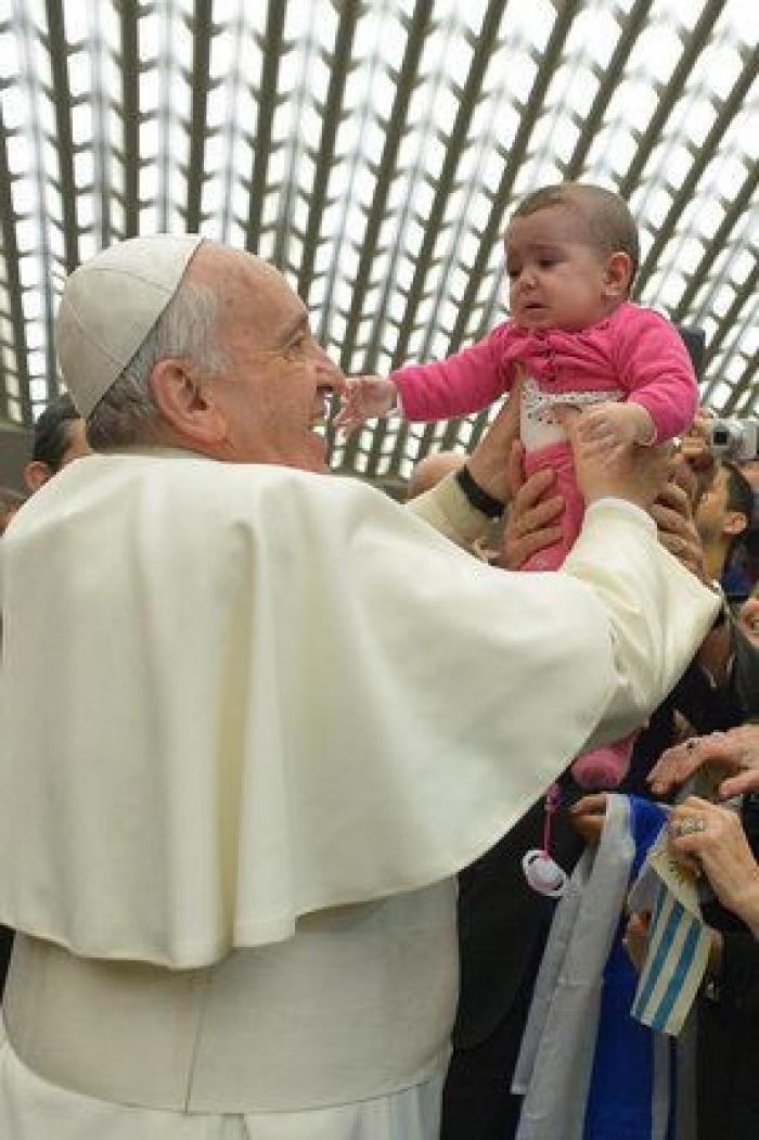 El papa permanecerá ingresado "unos días más" tras su operación de colon