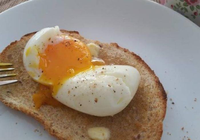 Cómo pelar un huevo duro sin que se te rompa y otros trucos de cocina