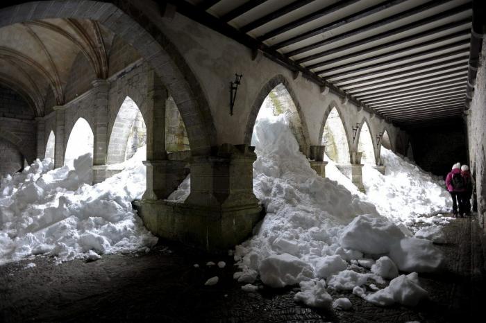 La Colegiata de Roncesvalles, repleta de nieve (FOTOS)