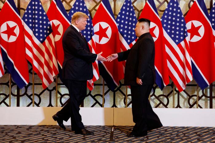 Trump y Kim se cruzan buenos deseos en su primera toma de contacto en Hanoi