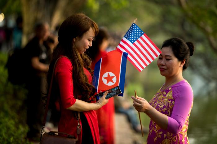 Trump y Kim se cruzan buenos deseos en su primera toma de contacto en Hanoi