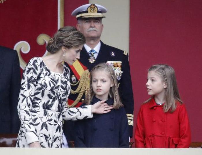 El vestido de Letizia en el desfile de la Fiesta Nacional, criticado por ser igual que un Oscar de la Renta