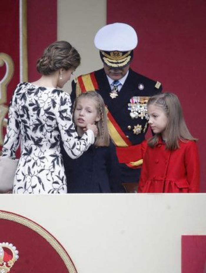 El vestido de Letizia en el desfile de la Fiesta Nacional, criticado por ser igual que un Oscar de la Renta