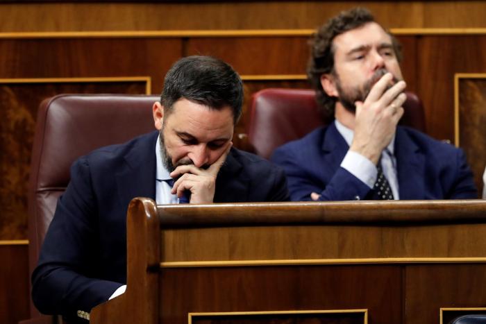 Los aplausos de Podemos a Pedro Sánchez, mientras Casado y Abascal entrenan en la misma fila de escaños
