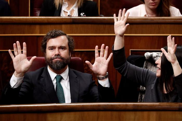 Sánchez, investido presidente para formar el primer Gobierno de coalición de la democracia