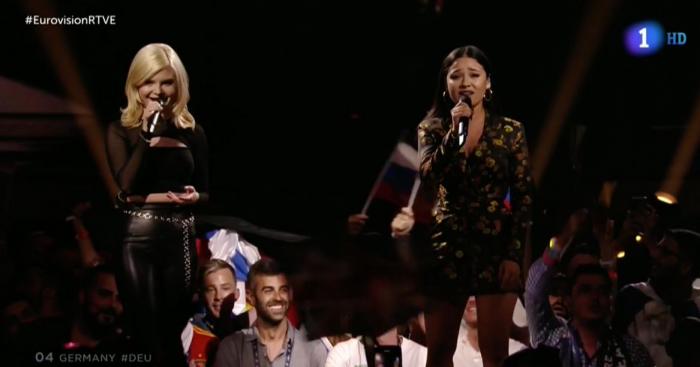 Sorpresa generalizada por el gesto de los presentadores de Eurovisión con España