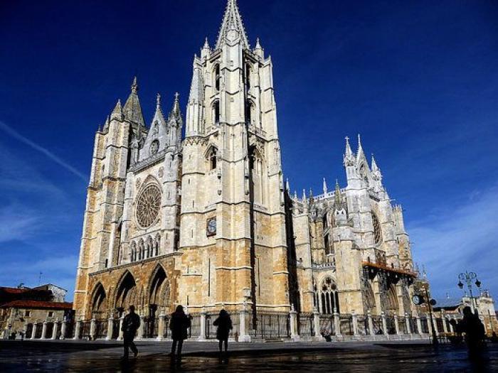 Correos se disculpa tras incluir la catedral de Burgos en un sello dedicado a la de León