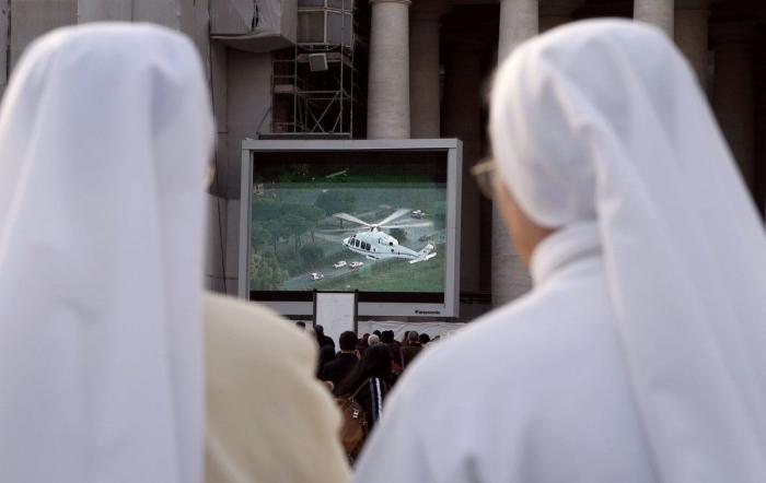Dos papas conviven en el Vaticano por primera vez en la historia