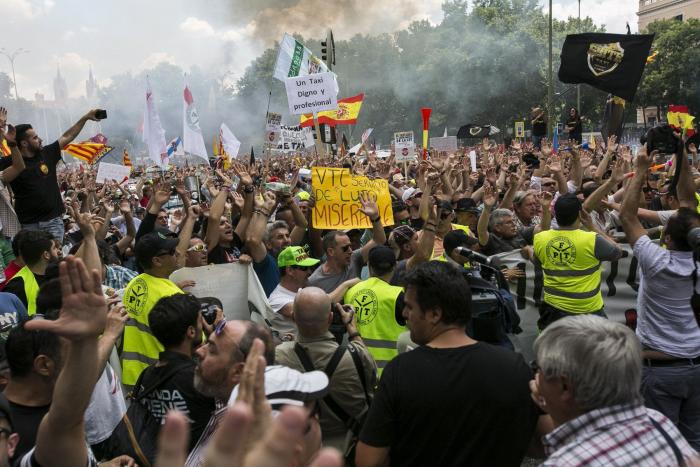 Las imágenes de la protesta de los taxistas en toda España