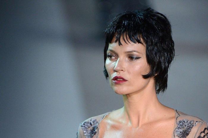 Kate Moss morena: con peluca en el desfile de Louis Vuitton en París (FOTOS)