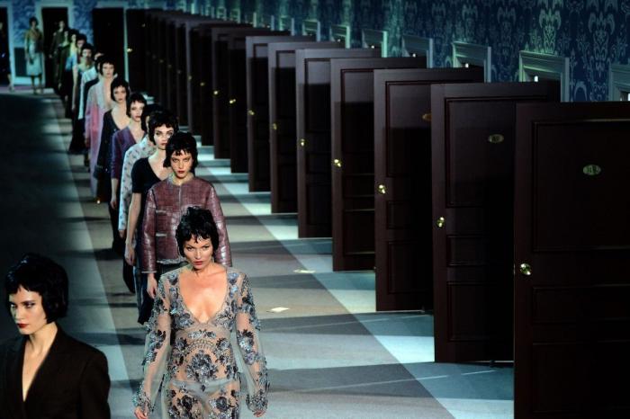 Kate Moss morena: con peluca en el desfile de Louis Vuitton en París (FOTOS)