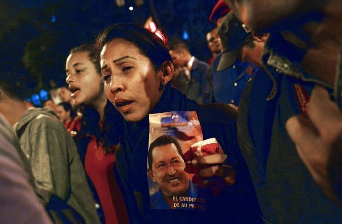 El féretro de Hugo Chávez, trasladado a su capilla ardiente entre una multitud (FOTOS)