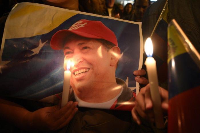El féretro de Hugo Chávez, trasladado a su capilla ardiente entre una multitud (FOTOS)