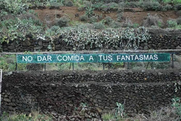 'Anoniman': el hombre que acumula fans colgando frases en una montaña de Tenerife