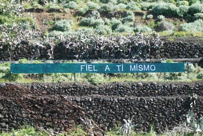 'Anoniman': el hombre que acumula fans colgando frases en una montaña de Tenerife
