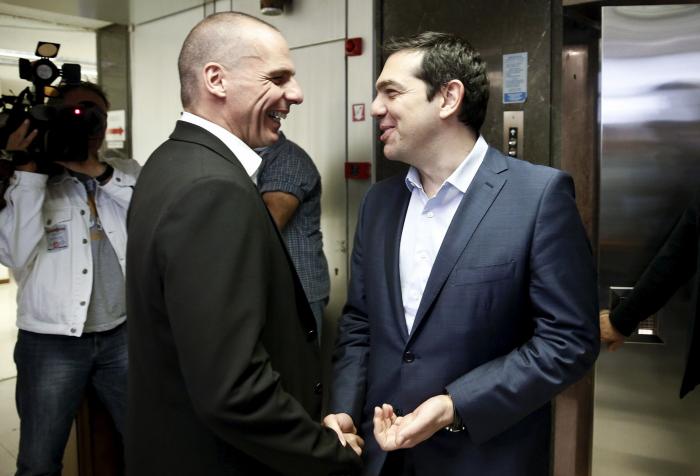 El curioso encuentro entre Varoufakis y su homólogo británico (FOTOS)
