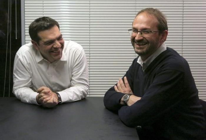 El curioso encuentro entre Varoufakis y su homólogo británico (FOTOS)