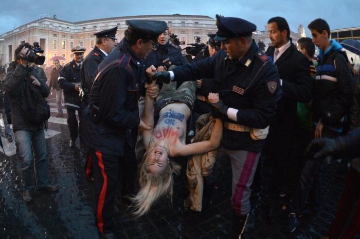 Femen en el Vaticano: una activista se cuela en un belén en la plaza de San Pedro y coge al niño Jesús