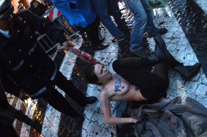 Las activistas de FEMEN vuelven a protestar en 'topless' en el Vaticano (FOTOS)