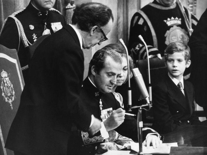 El rey Juan Carlos I abandona España