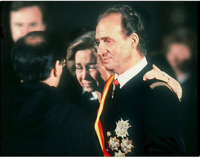 El rey Juan Carlos I abandona España