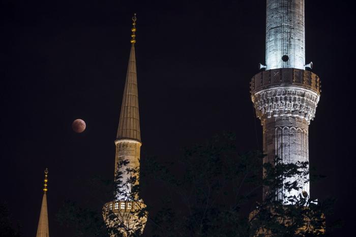 Las mejores fotos del eclipse total de Luna más largo del siglo