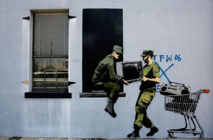 Destrozan con un grafiti obsceno la última obra de Banksy en Bristol