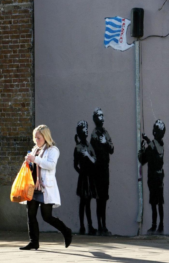 Destrozan con un grafiti obsceno la última obra de Banksy en Bristol