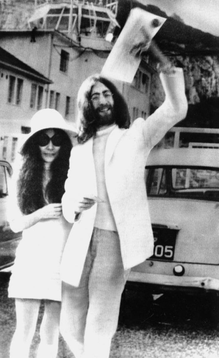Yoko Ono tuitea una foto de las gafas de John Lennon para protestar contra el uso de armas (FOTOS)