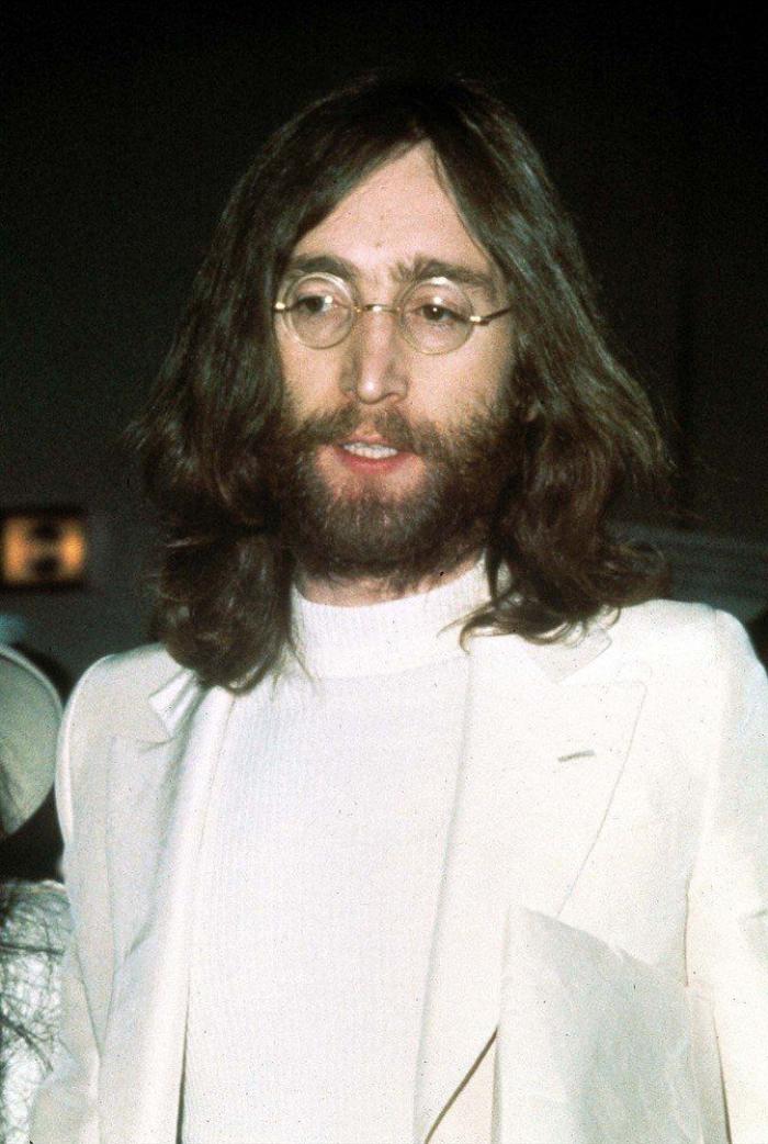 Yoko Ono tuitea una foto de las gafas de John Lennon para protestar contra el uso de armas (FOTOS)