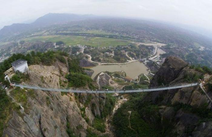 El puente más aterrador de China: 300 metros de acero y cristal transparente (FOTOS)