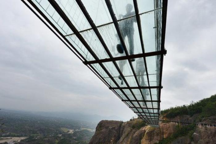 El puente más aterrador de China: 300 metros de acero y cristal transparente (FOTOS)