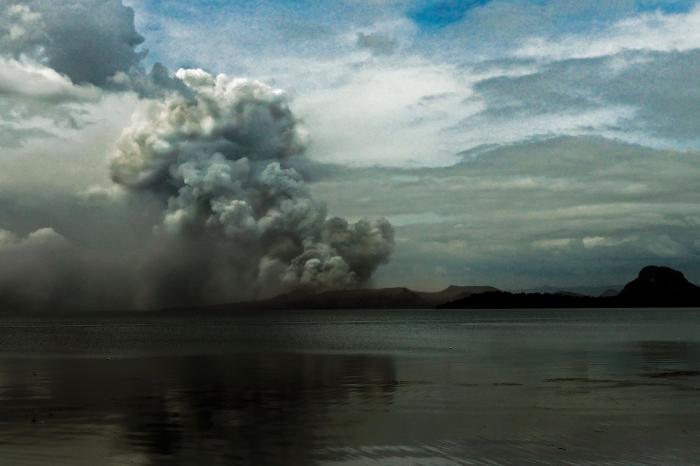 Las impresionantes imágenes del volcán Taal, que está poniendo en riesgo a la población de Filipinas
