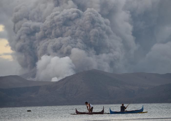 El volcán Taal ya ha desplazado a 30.000 personas y amenaza con una "erupción explosiva"