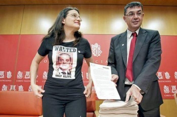 Un senador de Compromís rompe una foto de Susana Díaz en el Senado