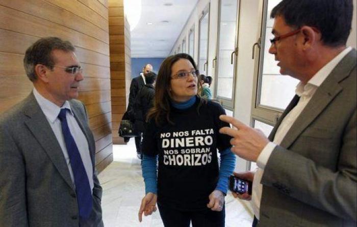 Un senador de Compromís rompe una foto de Susana Díaz en el Senado