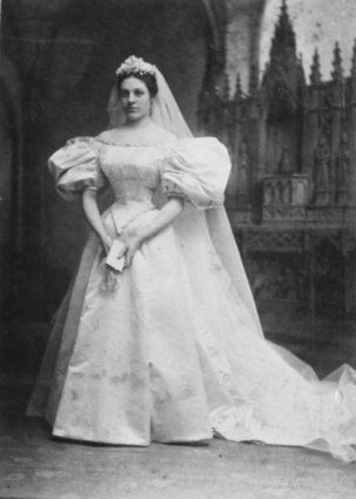Todo el mundo ha visto este vestido de novia de 120 años de antigüedad, excepto una persona