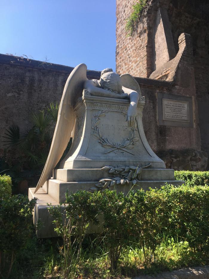El curioso encanto de pasear entre los poetas muertos en Roma