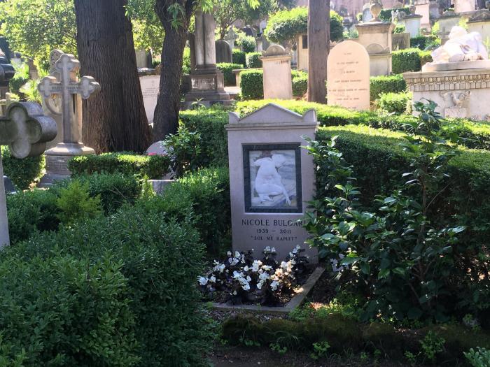 El curioso encanto de pasear entre los poetas muertos en Roma