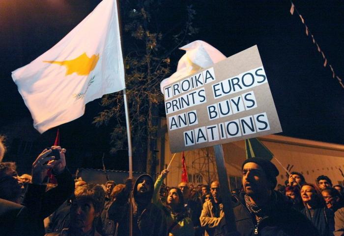 La UE acuerda el rescate de Chipre por 10.000 millones de euros (FOTOS)