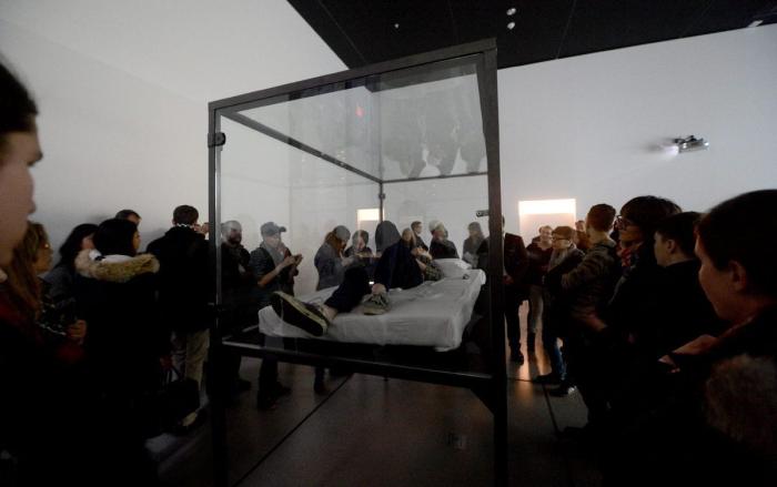 Tilda Swinton 'durmiendo' en una urna de cristal en el MOMA: la actriz participa en una performance (FOTOS)