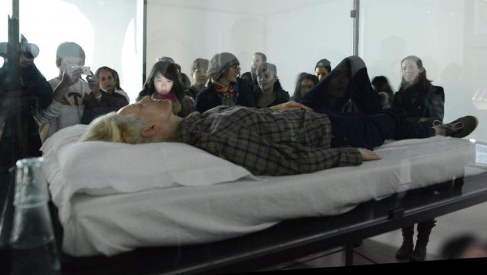 Tilda Swinton 'durmiendo' en una urna de cristal en el MOMA: la actriz participa en una performance (FOTOS)