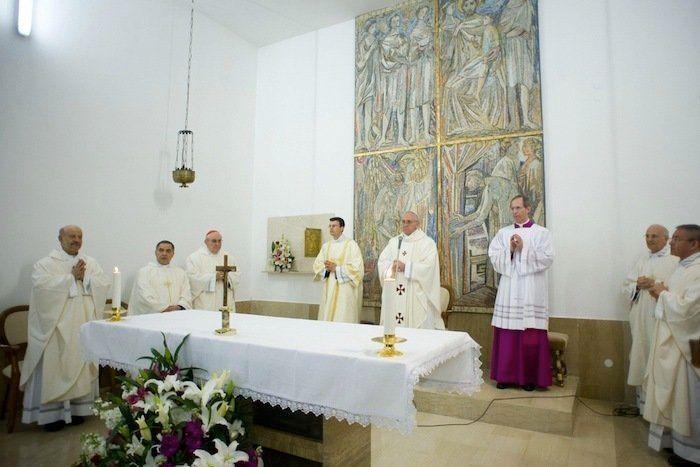 El Papa lava los pies de 12 presos y reivindica los curas con "olor de oveja" (FOTOS)