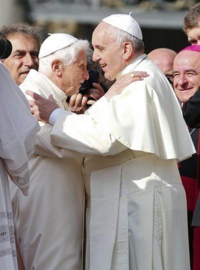 Benedicto XVI ordena retirar su nombre de un polémico libro que el cardenal Sarah presentaba como conjunto
