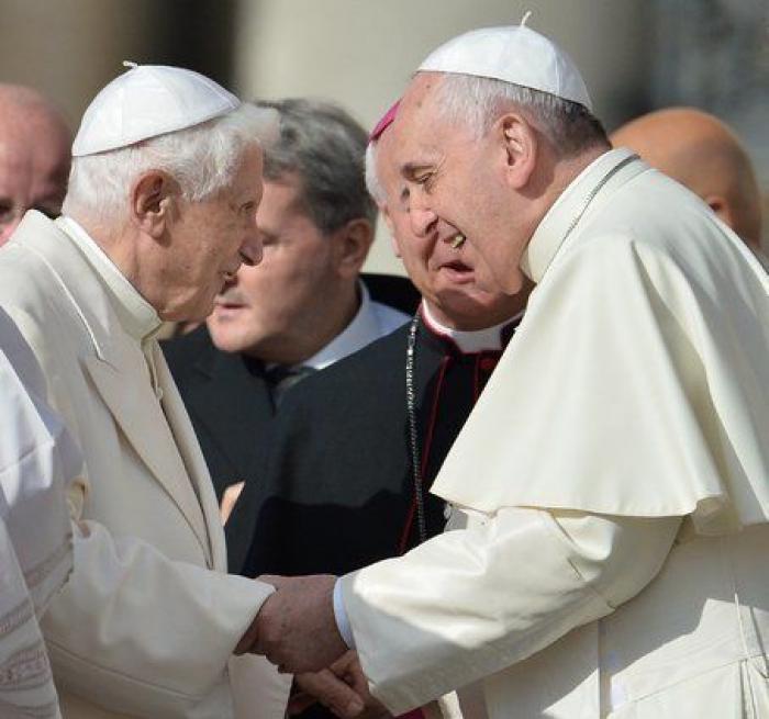 Benedicto XVI ordena retirar su nombre de un polémico libro que el cardenal Sarah presentaba como conjunto
