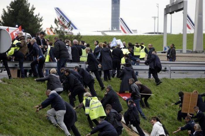 Directivos de Air France huyen descamisados de sus enfurecidos trabajadores