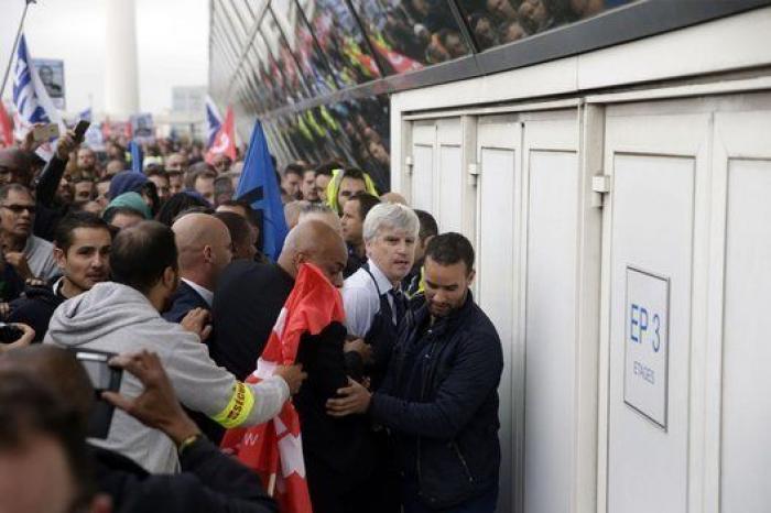 Directivos de Air France huyen descamisados de sus enfurecidos trabajadores