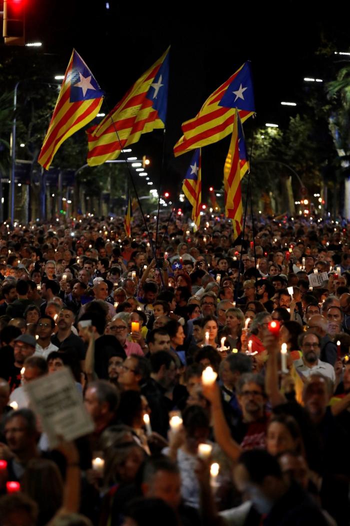 Miles de personas se concentran en Barcelona para pedir la liberación de Jordi Sánchez y Jordi Cuixart