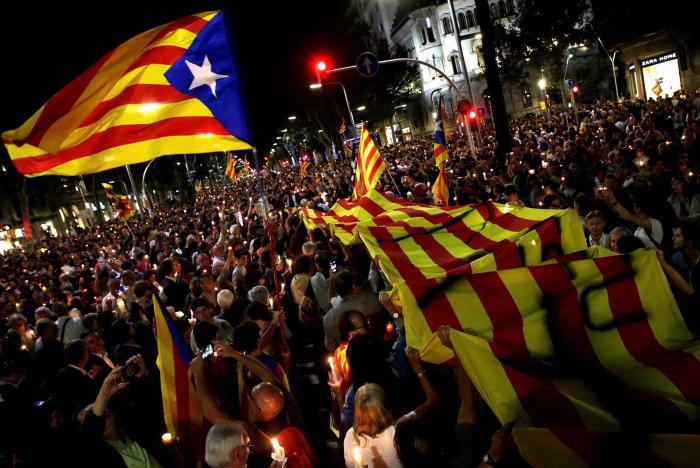 Miles de personas se concentran en Barcelona para pedir la liberación de Jordi Sánchez y Jordi Cuixart