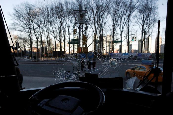 El autobús tránsfobo de Hazte Oír, recibido a martillazos en Nueva York